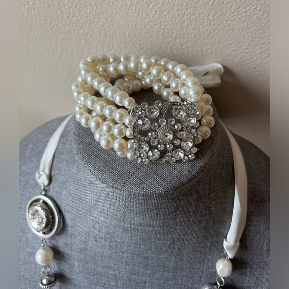 Bundle/Set. Silver Tone/Pearls/Rhinestones Necklace, Bracelet & Earrings. - Picture 4 of 8
